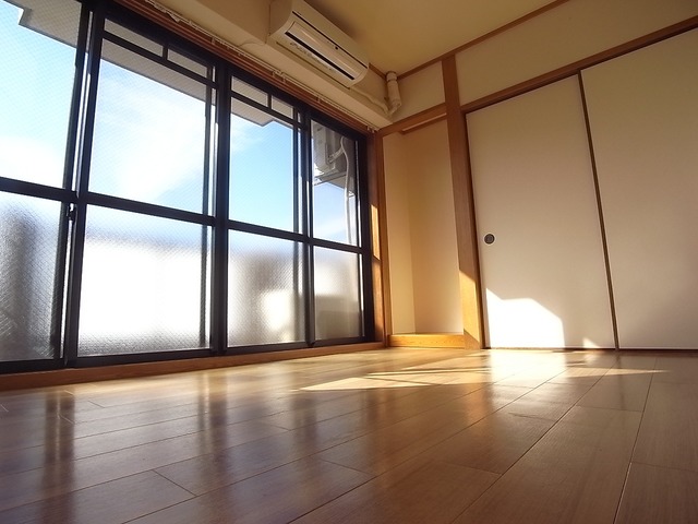 テクノ新神戸の居間写真