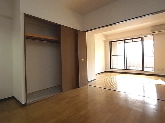 富士産業ビルの居間写真