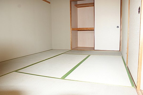 ピースフル本山の居間写真