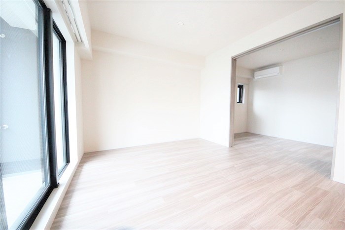 SK RESIDENCES SHINSAIBASHIの居間写真
