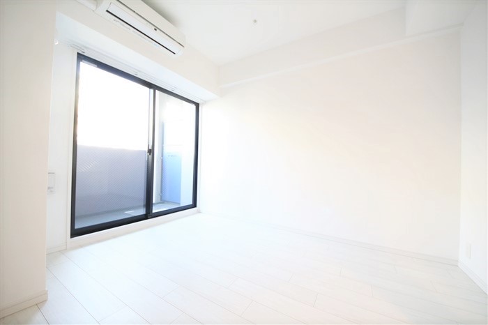 SーRESIDENCE新大阪WESTの居間写真