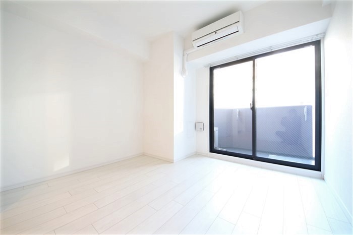 SーRESIDENCE新大阪WESTの居間写真