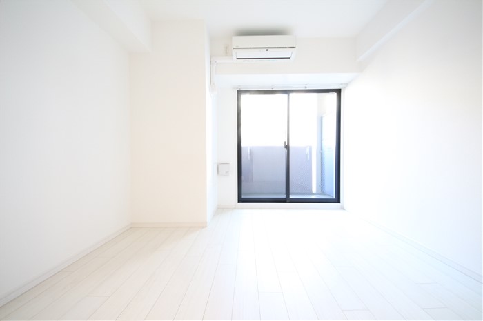 SーRESIDENCE新大阪WESTの居間写真