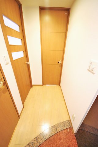 Rainbow Court谷町五の玄関写真