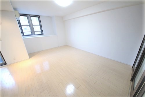 プライムアーバン堺筋本町の居間写真