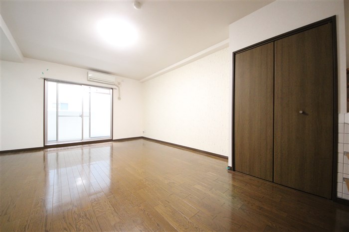 ホープ松屋町住吉の居間写真