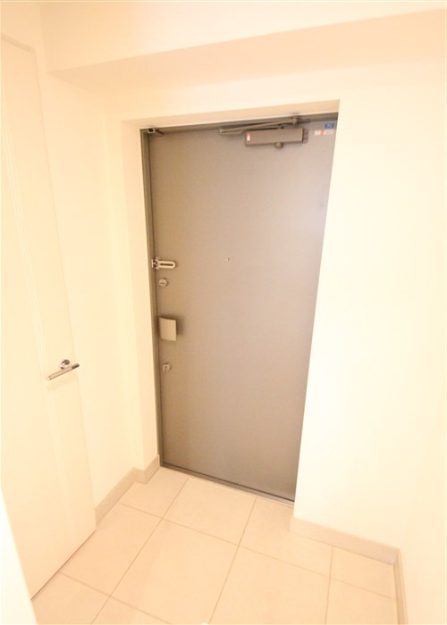 クロスレジデンス大阪新町の玄関写真