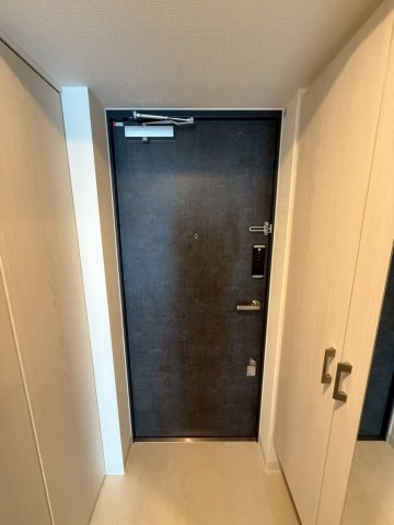 エスリード新大阪ラヴァーグの玄関写真