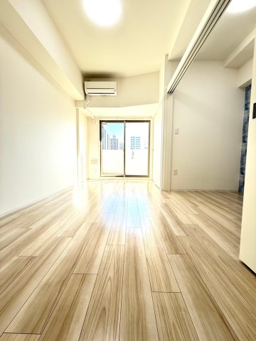 セレニテ難波プリエの居間写真