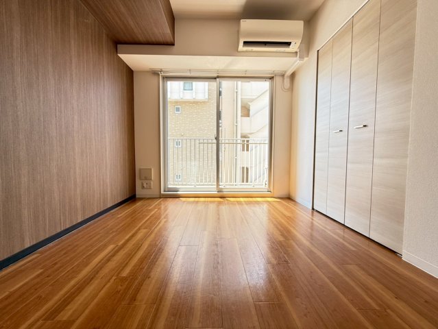 コーラルポワント難波WESTの居間写真