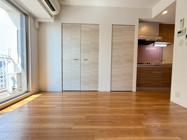 コーラルポワント難波WESTの居間写真