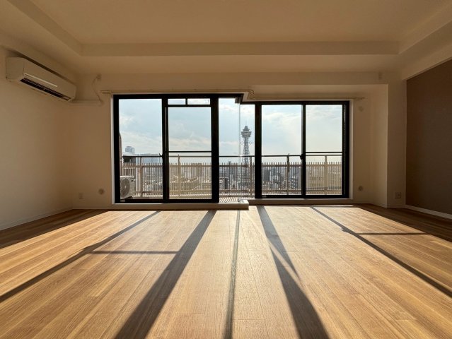 フロンティアタワー難波EASTの居間写真