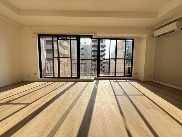 フロンティアタワー難波EASTの居間写真