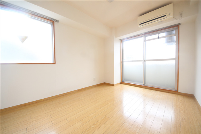嵜本レジデンス福島の居間写真