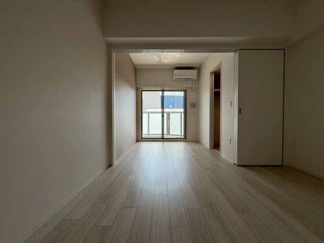 セレニテフラン谷町四丁目アリエの居間写真