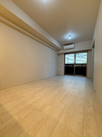 スプランディッド大阪EASTの居間写真