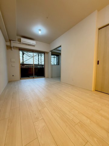 スプランディッド大阪EASTの居間写真