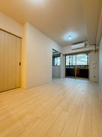 スプランディッド大阪EASTの居間写真