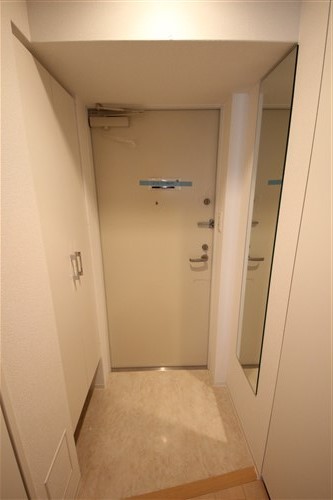 セレニテ新大阪カルムの玄関写真