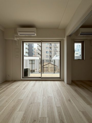 スプランディッド梅田WESTの居間写真