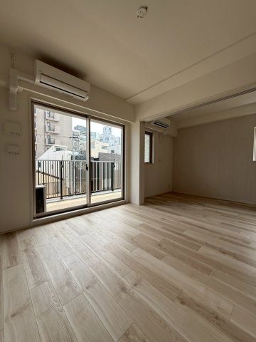 スプランディッド梅田WESTの居間写真