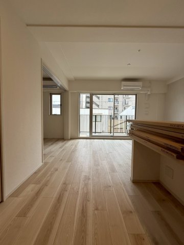 スプランディッド梅田WESTの居間写真
