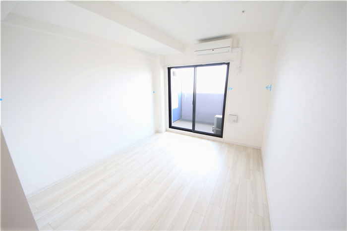 SーRESIDENCE新大阪WESTの居間写真