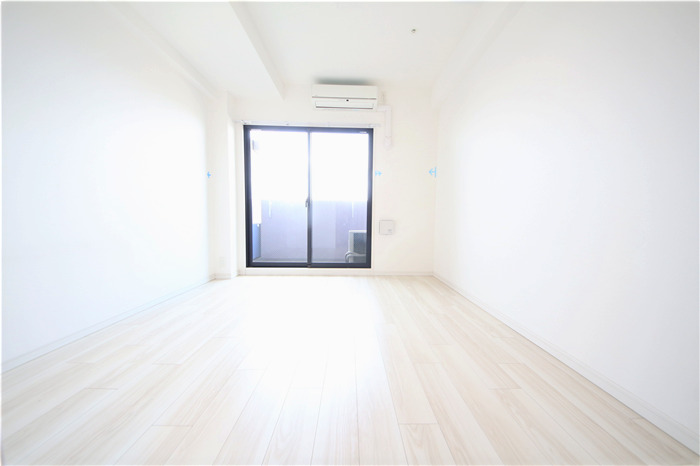 SーRESIDENCE新大阪WESTの居間写真