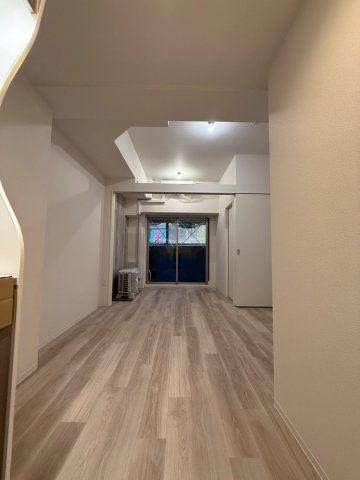 セレニテ谷町四丁目アリエの居間写真