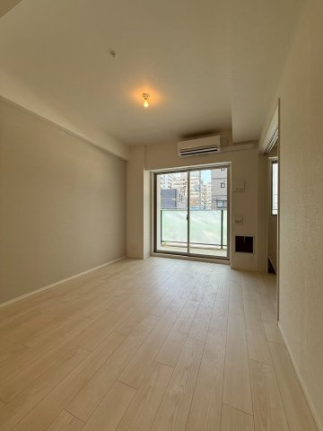 スプランディッド新大阪VIIIの居間写真
