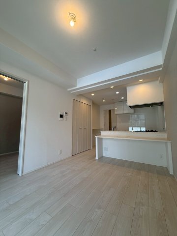 スプランディッド新大阪VIIIの居間写真