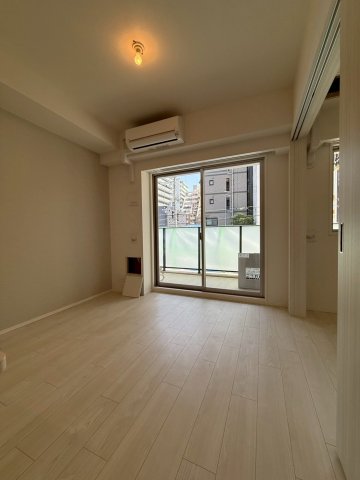スプランディッド新大阪VIIIの居間写真