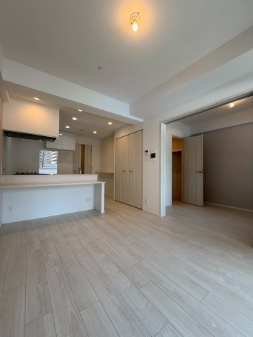 スプランディッド新大阪VIIIの居間写真