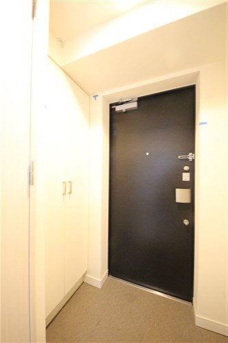 プレサンス南森町駅前の玄関写真