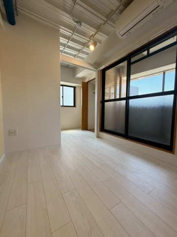 SERENiTE-04の居間写真