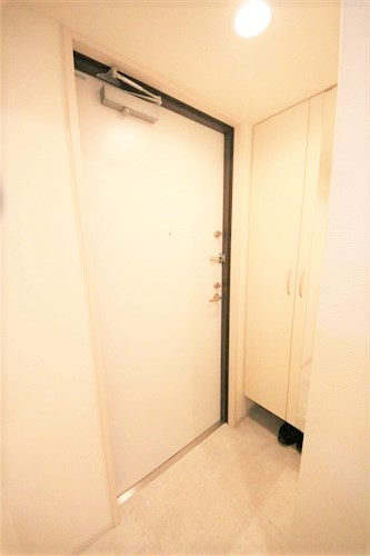 エルプレイス本町の玄関写真