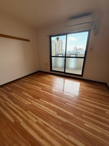 シャトー弁天参番館の居間写真