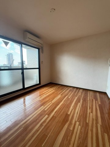 シャトー弁天参番館の居間写真