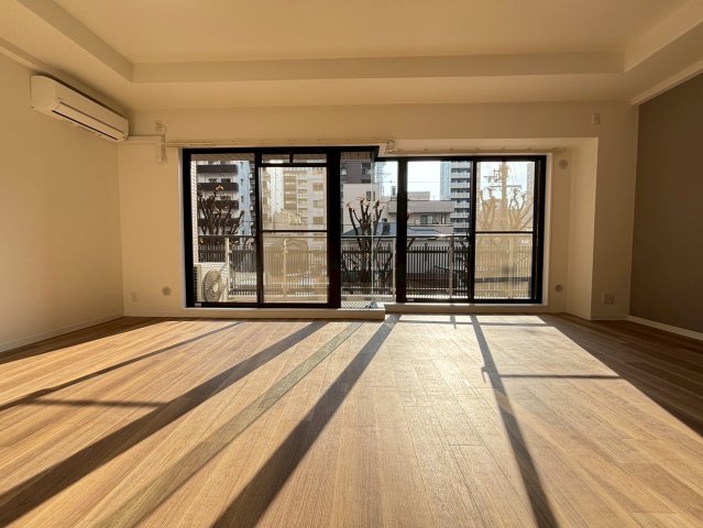 フロンティアタワー難波EASTの居間写真