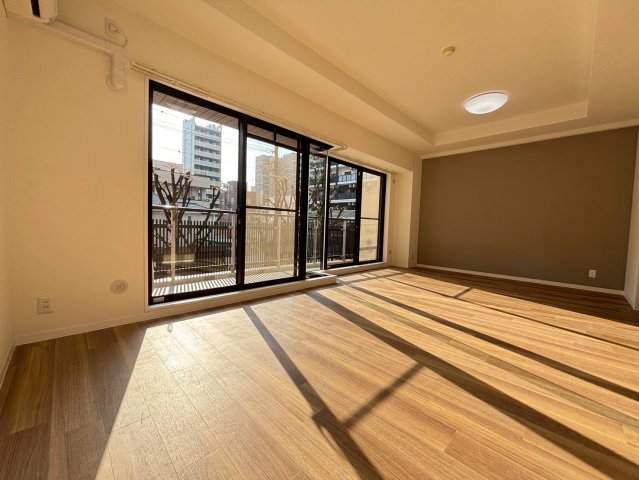 フロンティアタワー難波EASTの居間写真