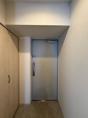 ラフィネール大阪十三の玄関写真