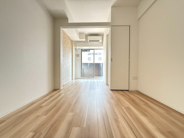 セレニテ難波グランデシュッドの居間写真
