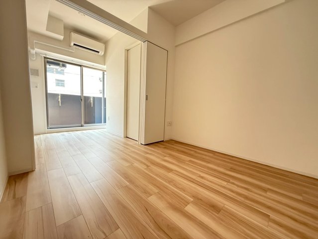 セレニテ難波グランデシュッドの居間写真