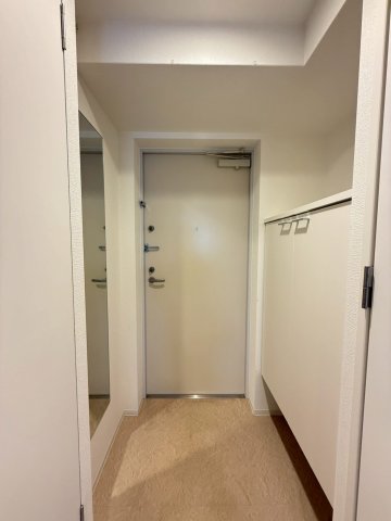 セレニテ難波グランデシュッドの玄関写真