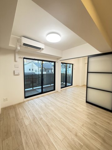 Louis Residence 弁天町の居間写真