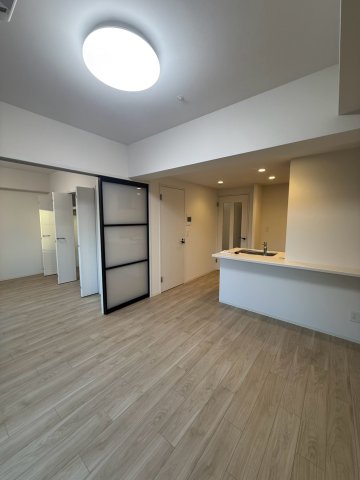 Louis Residence 弁天町の居間写真