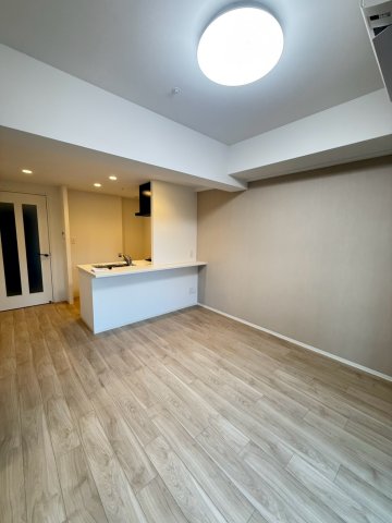 Louis Residence 弁天町の居間写真