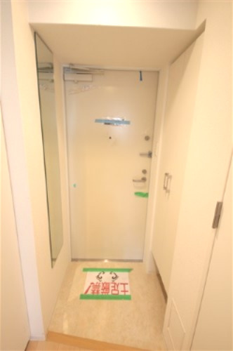 セレニテ新大阪カルムの玄関写真