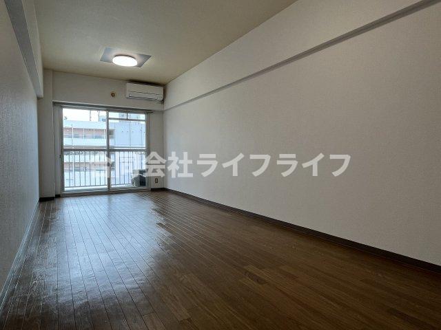 ヤマセンビルの居間写真
