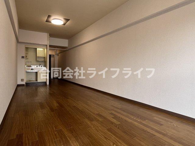 ヤマセンビルの居間写真